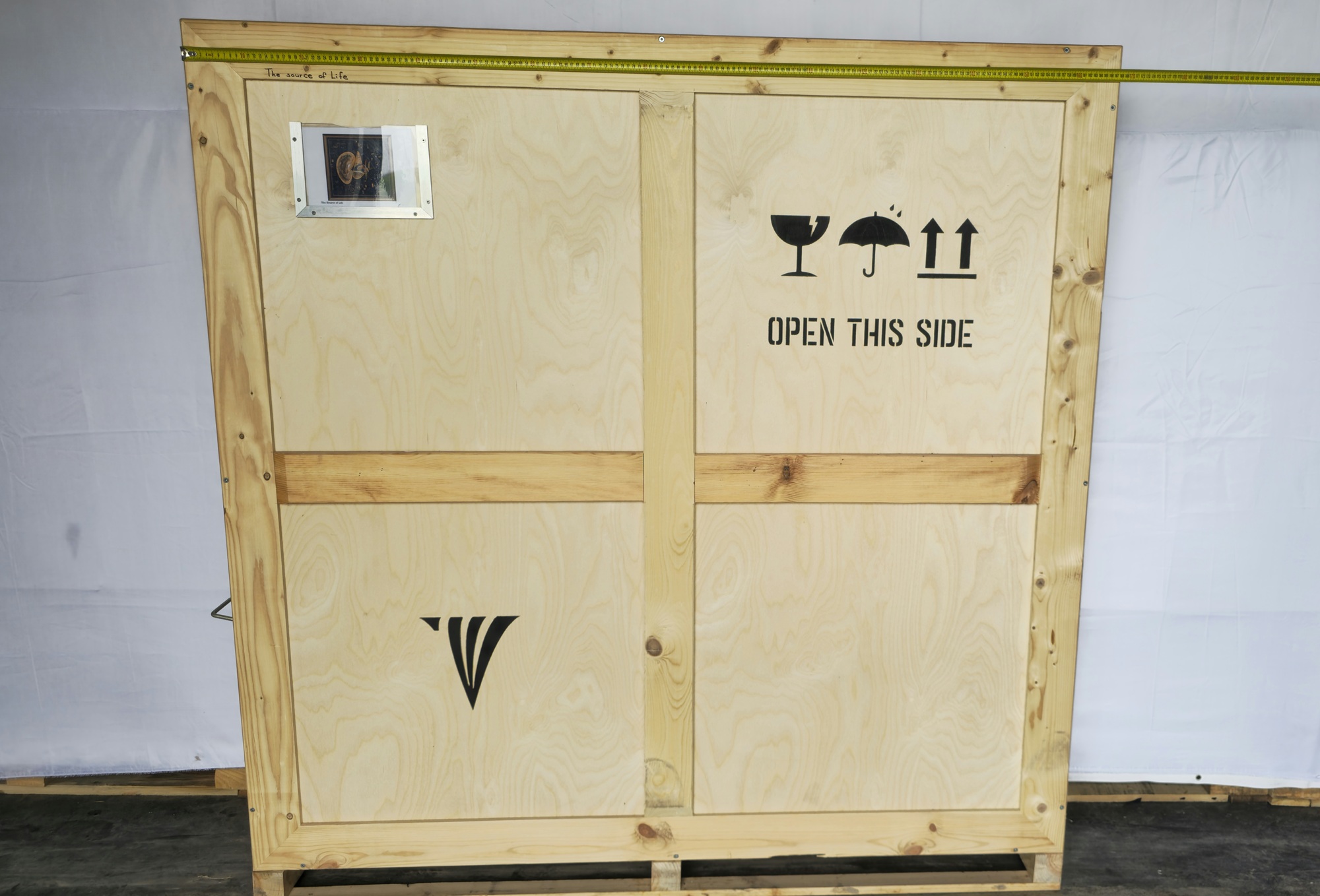 Breitenreferenz der Kiste für Die Quelle des Lebens, 2007 mit Maßband